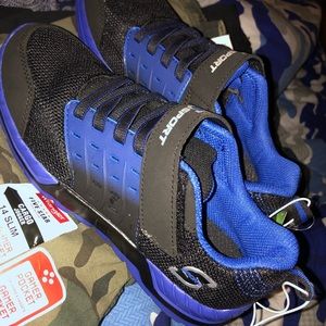 Boys sketcher sneakers size 5 NWT
